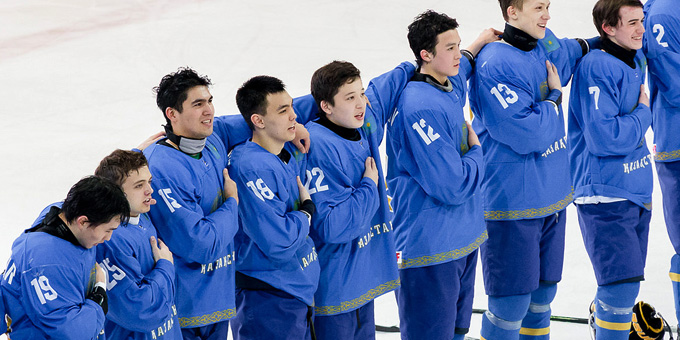Казахстан разгромил Францию на юниорском чемпионате мира и выиграл серебряные медали