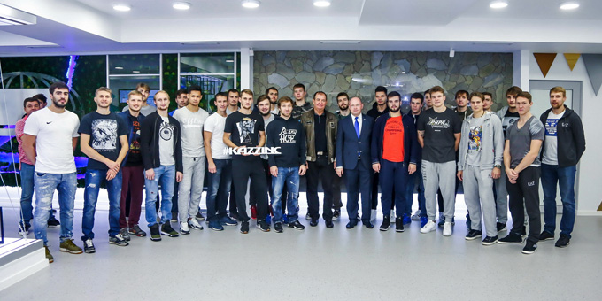 Хоккеисты "Торпедо" посетили производственные цеха "Казцинка"