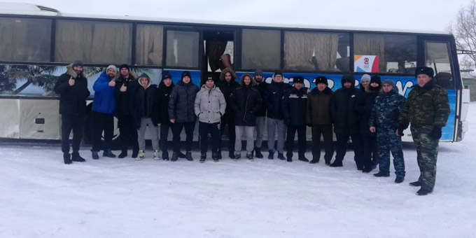 Автобус с командой "Актобе" застрял в снегу по дороге в Петропавловск