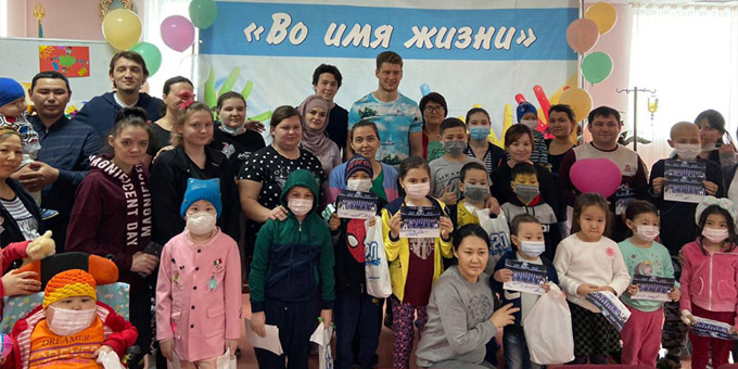 Игроки "Барыса" посетили Национальный центр материнства и детства