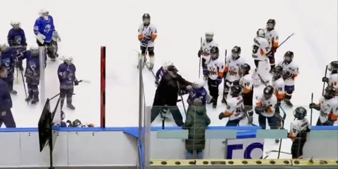 Тренер детской команды вступил в массовую драку и швырнул ребёнка на лёд