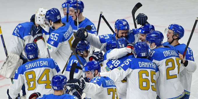 Восемь хоккеистов сборной Казахстана дебютировали на чемпионате мира