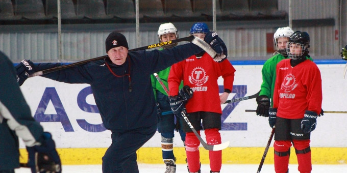 Главный тренер "Торпедо" Александр Шахворостов провёл мастер-класс для юных хоккеистов