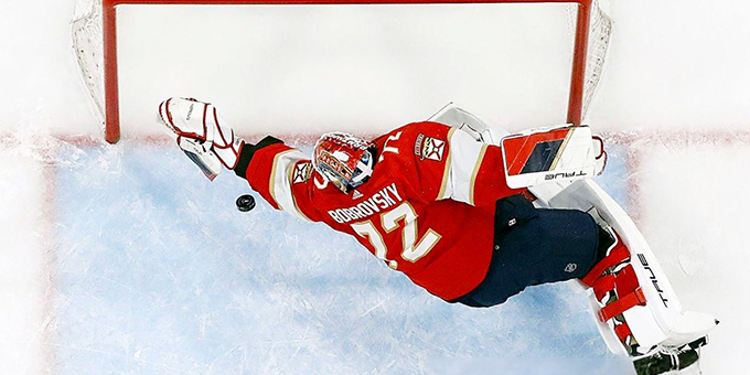 Сергей Бобровский совершил невероятный сэйв в прыжке в матче плей-офф НХЛ