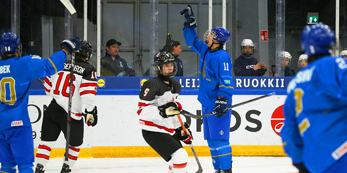 Казахстан уступил Канаде в заключительном матче группового этапа юниорского чемпионата мира. Асанали Саркенов оформил хет-трик