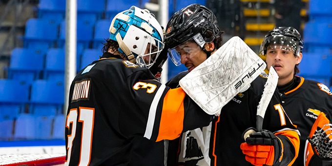 Владимир Никитин признан первой звездой матча "Альберни-Вэлли Бульдогс" - "Нанаймо Клипперс"