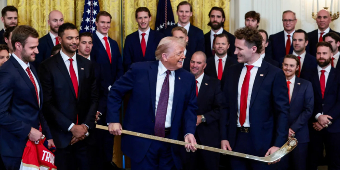Дональд Трамп ввёл пошлины в 50% на хоккейные клюшки из Канады